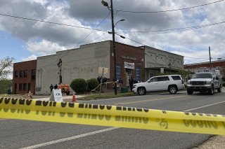 Le Mahogany Masterpiece à Dadeville, en Alabama, une salle de danse du centre-ville où une adolescente fêtait son seizième anniversaire. Un impact de balle était encore visible dimanche sur la porte vitrée du bâtiment, encerclé par les fameux band...